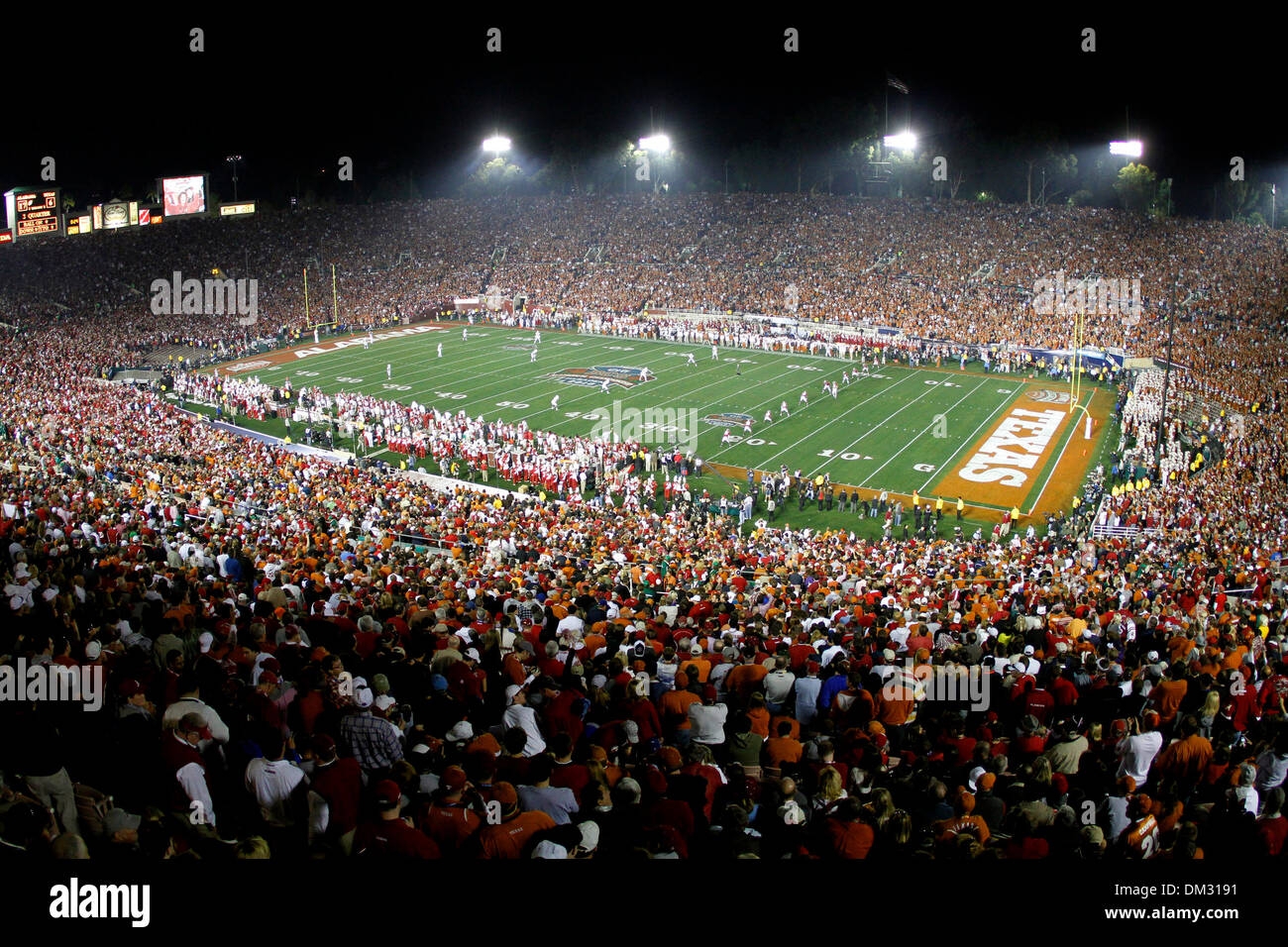 94 906 Fans Attended The 2010 BCS National Championship Game Held At The Rose Bowl In Pasadena CA 1 Alabama Defeated 2 Texas 37 21 Credit Image Don Montague Southcreek Global ZUMApress Stock Photo Alamy