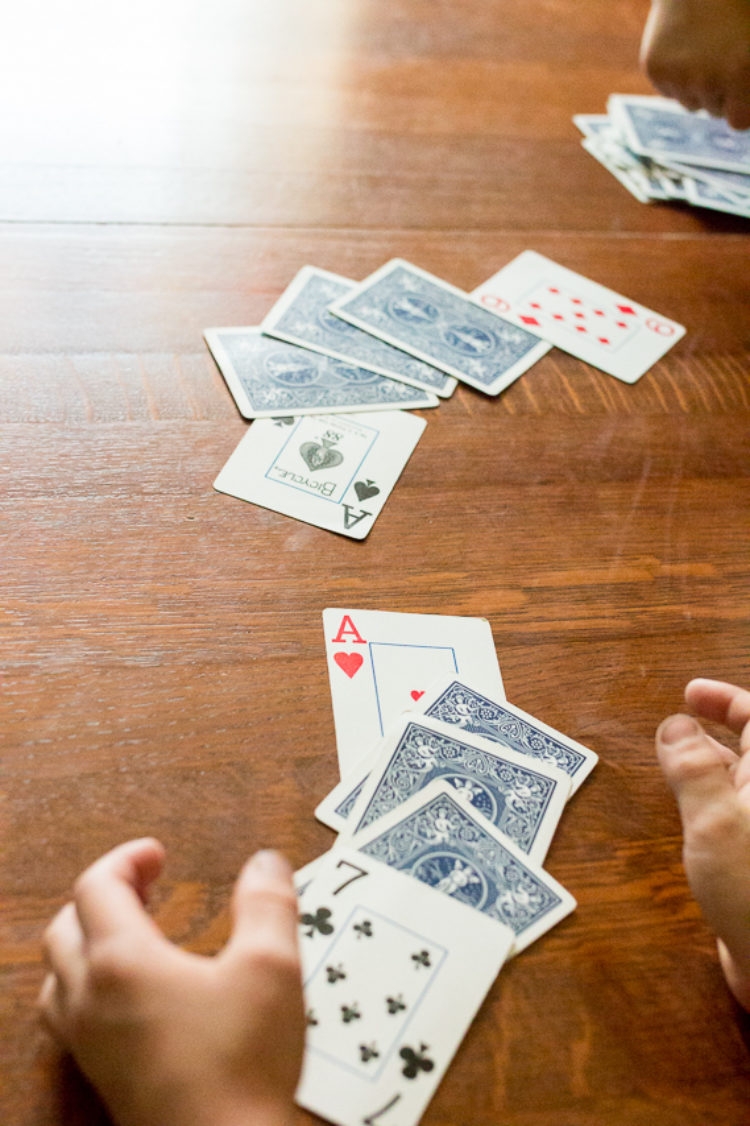 how to play war card game