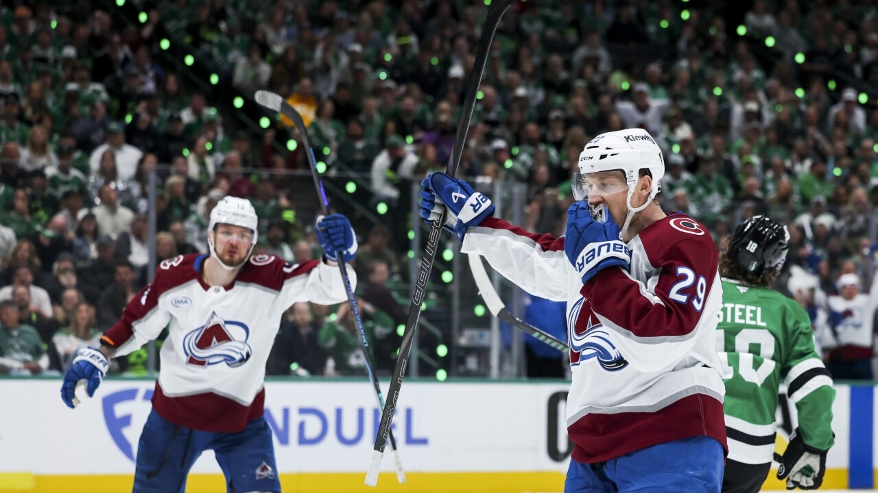 MacKinnon Scores 2 Avs Pile On In Third Period For 5 1 Win Over Stars In Game 1